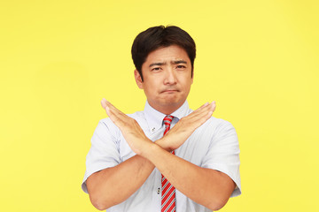 禁止の意思表示をする男性