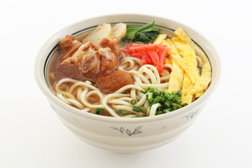 沖縄伝統料理の豚足テビチそば 