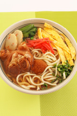 沖縄伝統料理の豚足テビチそば 