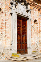 detail in  wall   italy land europe the historical gate