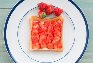 いちごのオープンサンド