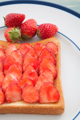 いちごのオープンサンド