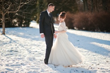 Naklejka premium wedding couple at the winter day