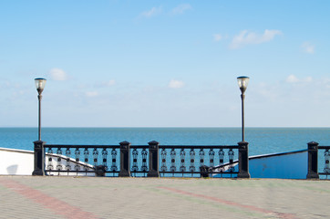 Obraz premium View of the embankment of the lake with lanterns lighting