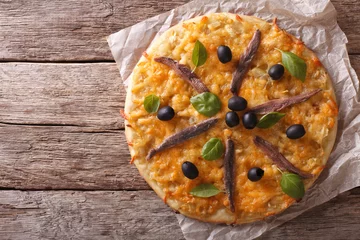 Crédence de cuisine en verre imprimé Pizzeria Pissaladière aux anchois, olives et oignons. Vue de dessus horizontale