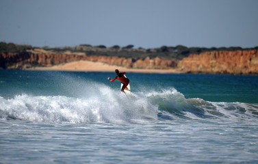 surfer  springt in der wellein der welle