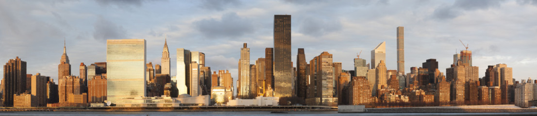Fototapeta na wymiar Manhattan Skyline in Panorama