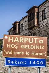 Obraz premium Harput City Sign Before Traditional Ottoman Houses