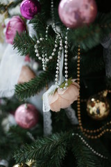 Разноцветные украшения на новогодней ёлке
