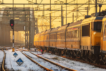 Obraz premium Dutch railway tracks with train in winter