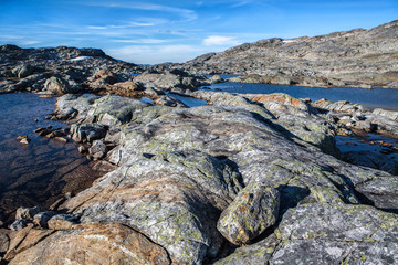 Wanderweg auf Felsen in Norwegen
