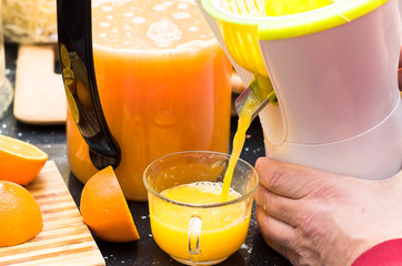 Wyciskanie soku pomarańczowego