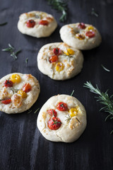 Focaccia mit Kräutern und Cherry Tomaten