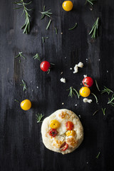 Focaccia mit Kräutern und Cherry Tomaten