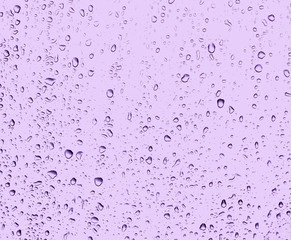 Капли дождя на отражающей поверхности
