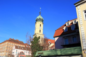 Fototapeta na wymiar Stadtansicht von Graz mit dem Kirchturm der Franziskanerkirche