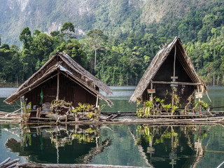 Fototapeta na wymiar Raft Houses im Cheow-Lan-Stausee