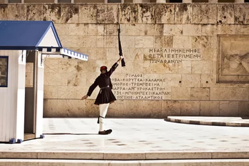 Gordijnen griekse evzones, griekse tsolias, bewaken het presidentiële herenhuis voor het graf van de onbekende soldaat, legerinfanterie © photo_stella