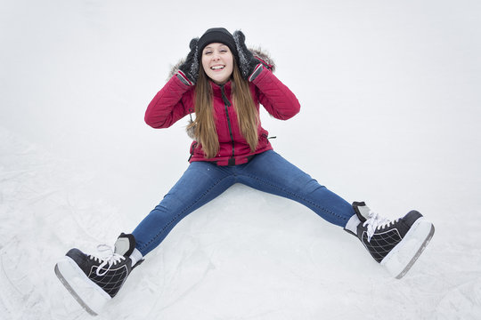 picture of a young woman having some problems with skating 