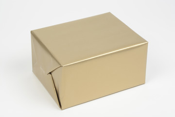 Caja de regalos de color dorado