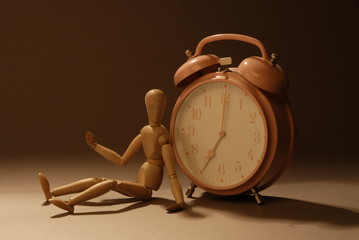 wekker met bruine achtergrond in studio