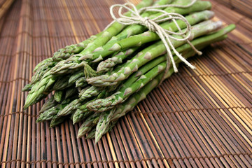 organisch lifetstyle bio spargel close up hölzern natürlich rustikal werbetafel 