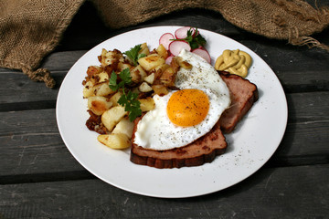 organic lifestyle leberkäse spiegelei bratkartoffeln gastronomie senf radieschen bayrisch