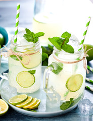 Fototapeta premium Frische Limonade mit limmeten und Minze 