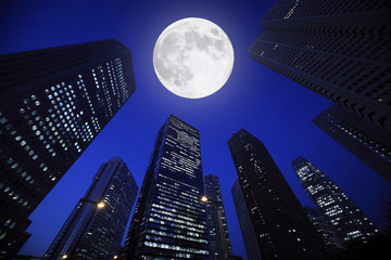 新宿高層ビルと月