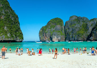 Fototapeta na wymiar Tourists on the beach of Maya Bay, Thailand 