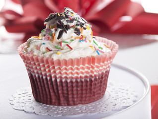 Cupcakes   on background red bow.