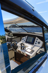 Obraz premium Steering boat of luxury motoryacht at sunset