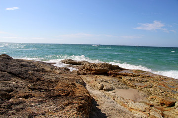 Fototapeta na wymiar Cylinder Beach, Australien, Stradbroke Island, Strand mit Felsen.