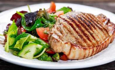 Keuken spatwand met foto Grilled pork meat and vegetables on plate © grinchh