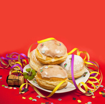 Berliner Ballen mit Luftschlange und Konfetti