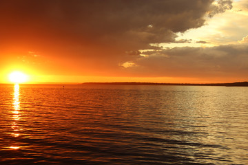 Obraz premium Sonnenuntergang auf Stradbroke Island, Australien, aufgenommen vom Fährterminal im November 2015.
