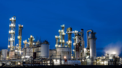 Plakat Ölraffinerie mit Rohren, Kolonnen und Lichtern in Speyer in Rheinland-Pfalz bei Nacht 