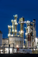 Ölraffinerie mit Rohren, Kolonnen und Lichtern in Speyer in Rheinland-Pfalz bei Nacht