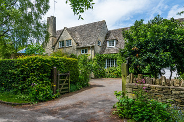 Fototapeta na wymiar Old house in Burford, England