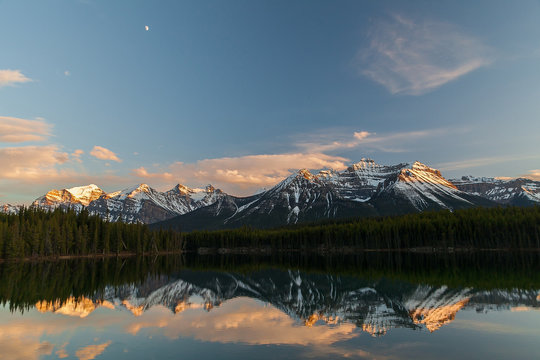 Magnifici riflessi al tramonto sull'acqua dell'Herbert Lake lungo la Icefield Parkway, Alberta, Canada
