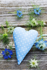 Herz mit Nigellablüten