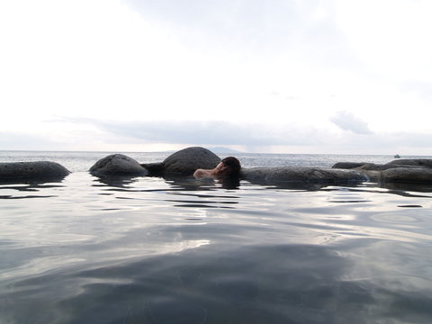 伊豆の海辺の混浴露天風呂の女性