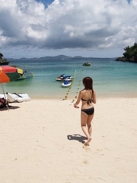 沖縄のリゾートビーチの水着女性