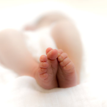 Kleine Füße von Neugeborenen Baby