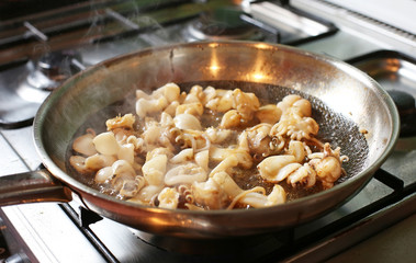 Tintenfische in Pfanne © Kara