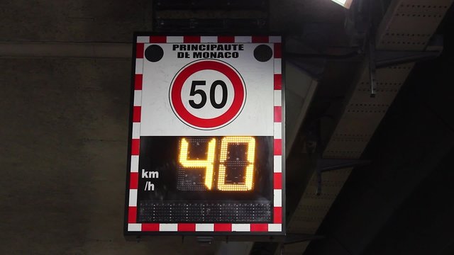 Panneau indicateur de vitesse 