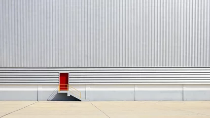 Photo sur Plexiglas Bâtiment industriel le mur de la tôlerie avec la porte d& 39 entrée rouge