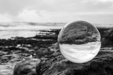 Papier Peint photo Lavable Noir et blanc Boule de cristal à la mer, Irlande