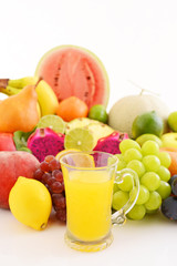 新鮮な果物とジュース