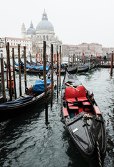 Fototapeta na wymiar gondole venise italie pluie romantisme Santa Maria della Salute